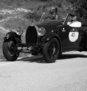 URBINO, ITALY - 16 Haziran 2022: BUGATTI T40 1929 Mille Miglia 2022 rallisinde eski bir yarış arabası üzerinde ünlü İtalyan tarihi yarışı (1927-1957))