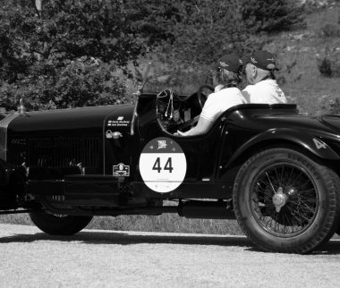 URBINO, İtalya - 16 Haziran 2022: ALFA ROMEO 6C 1750 SUPER ZAGATO 1929 Mille Miglia 2022 rallisinde eski bir yarış arabası üzerinde (1927-1957) ünlü İtalyan tarihi yarışı (1927-1957))