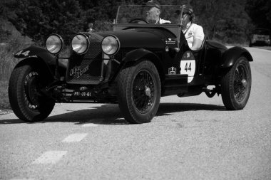 URBINO, İtalya - 16 Haziran 2022: ALFA ROMEO 6C 1750 SUPER ZAGATO 1929 Mille Miglia 2022 rallisinde eski bir yarış arabası üzerinde (1927-1957) ünlü İtalyan tarihi yarışı (1927-1957))