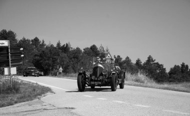 URBINO, ITALY - 16 Haziran 2022: Ralli Mille Miglia 2022 'de eski bir yarış arabası üzerinde ABC 1100 1928 (1927-1957) ünlü İtalyan tarihi yarışı)