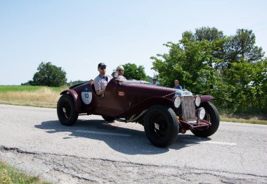 URBINO, İTALYA 16 HAZİRAN 2022: O.M. 665 S MM SUPERBA 2000 1930 Mille Miglia 2022 rallisinde eski bir yarış arabası üzerine ünlü İtalyan tarihi yarışı (1927-1957))