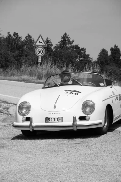 URBINO, İtalya - 16 Haziran 2022: PORSCHE 356 1500 SPEEDSTER 1955 Mille Miglia 2022 rallisinde eski bir yarış arabası üzerine ünlü İtalyan tarihi yarışı (1927-1957))