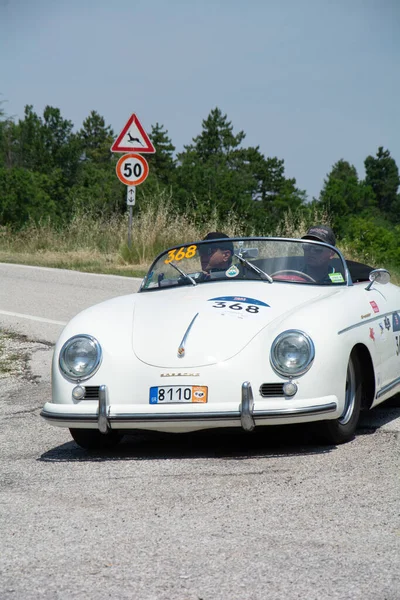 URBINO, İtalya - 16 Haziran 2022: PORSCHE 356 1500 SPEEDSTER 1955 Mille Miglia 2022 rallisinde eski bir yarış arabası üzerine ünlü İtalyan tarihi yarışı (1927-1957))