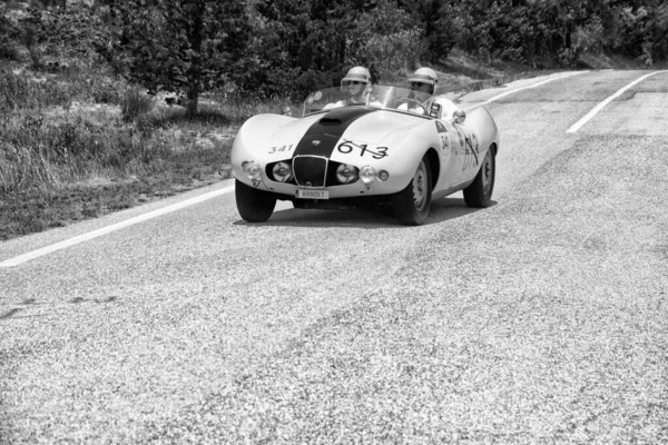 URBINO, İTALYA - 16 Haziran 2022: ARNOLT BRISTOL BOLIDE 1954 Mille Miglia 2022 rallisinde eski bir yarış arabası üzerinde ünlü İtalyan tarihi yarışı (1927-1957))