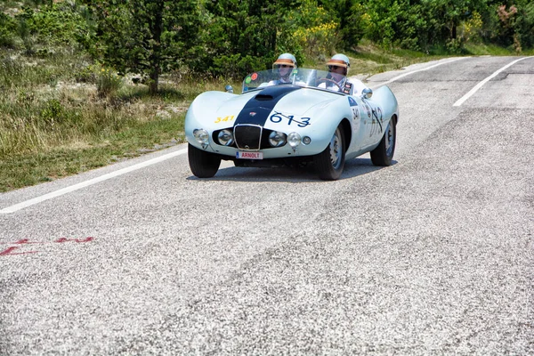 URBINO, İTALYA - 16 Haziran 2022: ARNOLT BRISTOL BOLIDE 1954 Mille Miglia 2022 rallisinde eski bir yarış arabası üzerinde ünlü İtalyan tarihi yarışı (1927-1957))