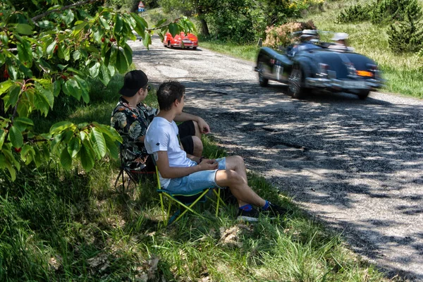 Urbino Italië Jun 2022 Mensen Sluiten Oude Raceauto Rally Mille — Stockfoto