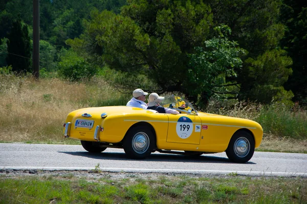 URBINO, İTALYA - 16 HAZİRAN - 2022: S.I.A.T.A. DAINA GRAN Spor STABILIMENTI FARINA 1951 rallisinde eski bir yarış arabası Mille Miglia 2022 'de ünlü İtalyan tarihi yarışı (1927-1957))