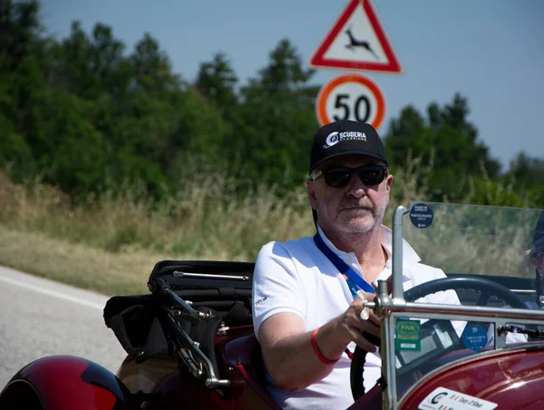 URBINO, ITALY - 16 Haziran 2022: ALFA ROMEO 6C 1500 SUPER SORT 1930 ralli Mille Miglia 2022 ünlü İtalyan tarihi yarışı (1927-1957) Mille Miglia 2022 yarışında eski bir yarış arabası (192