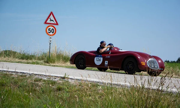 URBINO, İtalya - 16 Haziran 2022: LANCIA APRILIA SORT 1946 Mille Miglia 2022 rallisinde eski bir yarış arabası üzerinde ünlü İtalyan tarihi yarışı (1927-1957))