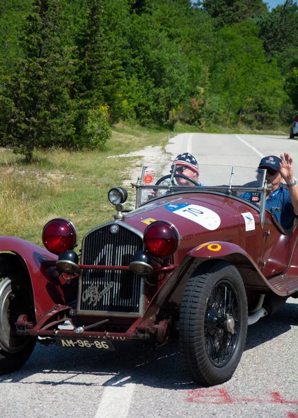 URBINO, ITALY - 16 Haziran 2022: ALFA ROMEO 8C 2300 MIDER Örümcek ZAGATO 1932 Mille Miglia 2022 rallisinde eski bir yarış arabası üzerinde ünlü italyan tarihi yarışı (1927-1957))