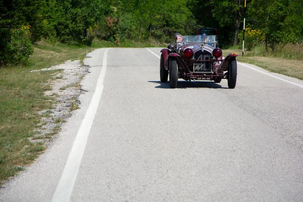 URBINO, ITALY - 16 Haziran 2022: ALFA ROMEO 8C 2300 MIDER Örümcek ZAGATO 1932 Mille Miglia 2022 rallisinde eski bir yarış arabası üzerinde ünlü italyan tarihi yarışı (1927-1957))