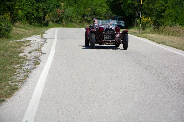 URBINO, ITALY - 16 Haziran 2022: ALFA ROMEO 8C 2300 MIDER Örümcek ZAGATO 1932 Mille Miglia 2022 rallisinde eski bir yarış arabası üzerinde ünlü italyan tarihi yarışı (1927-1957))