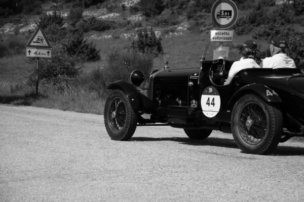 URBINO, İtalya - 16 Haziran 2022: ALFA ROMEO 6C 1750 SUPER ZAGATO 1929 Mille Miglia 2022 rallisinde eski bir yarış arabası üzerinde (1927-1957) ünlü İtalyan tarihi yarışı (1927-1957))
