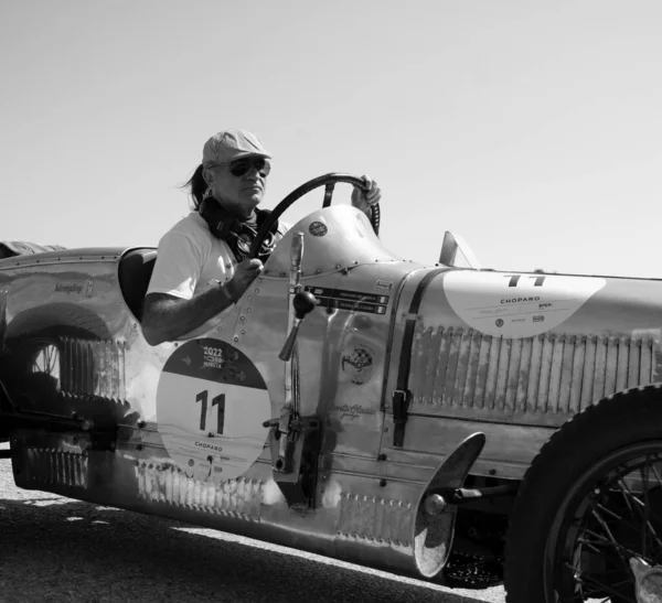 URBINO, İTALYA 16 HAZİRAN 2022: O.M. Mille Miglia 2022 rallisindeki eski bir yarış arabasında (1927-1957) ünlü İtalyan tarihi yarışı.)