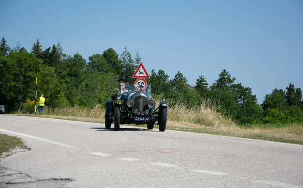 URBINO, ITALY - 16 Haziran 2022: Ralli Mille Miglia 2022 'de eski bir yarış arabası üzerinde ABC 1100 1928 (1927-1957) ünlü İtalyan tarihi yarışı)