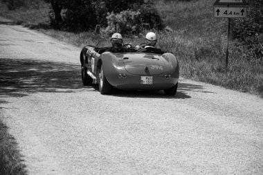 URBINO, İtalya - 16 Haziran 2022: MASERATI 150 S 1955 Mille Miglia 2022 rallisinde eski bir yarış arabası üzerinde ünlü İtalyan tarihi yarışı (1927-1957)