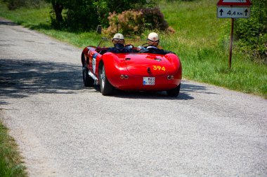 URBINO, ITALY - 16 Haziran 2022: MASERATI 150 S 1955 Mille Miglia 2022 rallisinde eski bir yarış arabası üzerine ünlü italyan tarihi yarışı (1927-1957URBINO, ITALY - 16 Haziran 2022: MASERATI 150 S 1955