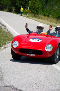 URBINO, İtalya - 16 Haziran 2022: MASERATI 150 S 1955 Mille Miglia 2022 rallisinde eski bir yarış arabası üzerinde ünlü İtalyan tarihi yarışı (1927-1957)