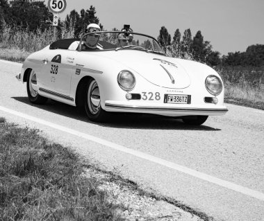 URBINO, ITALY - 16 Haziran 2022: PORSCHE 356 1500 SPEEDSTER 1954 Mille Miglia 2022 rallisinde eski bir yarış arabası üzerine ünlü İtalyan tarihi yarışı (1927-1957)