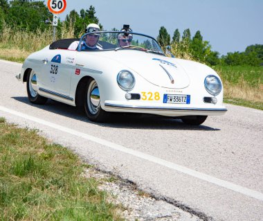URBINO, ITALY - 16 Haziran 2022: PORSCHE 356 1500 SPEEDSTER 1954 Mille Miglia 2022 rallisinde eski bir yarış arabası üzerine ünlü İtalyan tarihi yarışı (1927-1957)