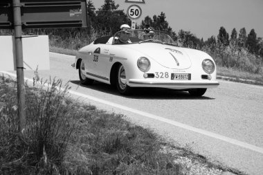 URBINO, ITALY - 16 Haziran 2022: PORSCHE 356 1500 SPEEDSTER 1954 Mille Miglia 2022 rallisinde eski bir yarış arabası üzerine ünlü İtalyan tarihi yarışı (1927-1957)