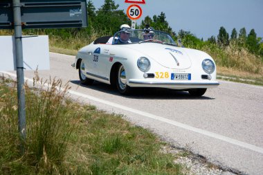 URBINO, ITALY - 16 Haziran 2022: PORSCHE 356 1500 SPEEDSTER 1954 Mille Miglia 2022 rallisinde eski bir yarış arabası üzerine ünlü İtalyan tarihi yarışı (1927-1957)