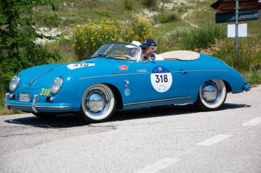URBINO, ITALY - 16 Haziran 2022: URBINO, İtalya - 16 Haziran 2022: S.I.A.T.A. DAINA GRAN Spor STABILIMENTİ FARINA 1952 Mille Miglia 2022 rallisinde eski bir yarış arabası üzerine ünlü İtalyan tarihi yarışı (1927-1957)