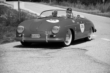 URBINO, ITALY - 16 Haziran 2022: URBINO, İtalya - 16 Haziran 2022: S.I.A.T.A. DAINA GRAN Spor STABILIMENTİ FARINA 1952 Mille Miglia 2022 rallisinde eski bir yarış arabası üzerine ünlü İtalyan tarihi yarışı (1927-1957)