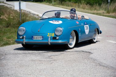 URBINO, ITALY - 16 Haziran 2022: URBINO, İtalya - 16 Haziran 2022: S.I.A.T.A. DAINA GRAN Spor STABILIMENTI FARINA 1952 rallide eski bir yarış arabası Mille Miglia 2022 'de ünlü İtalyan tarihi yarışı (1927-1957) Mille Mig rallisinde eski bir yarış arabası üzerinde