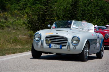 URBINO, İTALYA - 16 HAZİRAN - 2022: S.I.A.T.A. DAINA GRAN Spor STABILIMENTİ FARINA 1952 Mille Miglia 2022 rallisinde eski bir yarış arabası üzerine ünlü İtalyan tarihi yarışı (1927-1957)