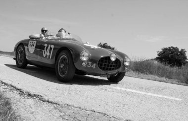 URBINO, ITALY - 16 Haziran 2022: ERMINI GILCO 1100 MOTTO 1952 Mille Miglia 2022 rallisinde eski bir yarış arabası hakkında ünlü İtalyan tarihi yarışı (1927-1957)