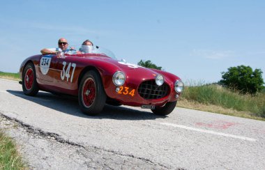 URBINO, ITALY - 16 Haziran 2022: ERMINI GILCO 1100 MOTTO 1952 Mille Miglia 2022 rallisinde eski bir yarış arabası hakkında ünlü İtalyan tarihi yarışı (1927-1957)