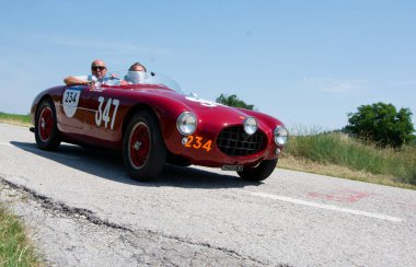 URBINO, ITALY - 16 Haziran 2022: ERMINI GILCO 1100 MOTTO 1952 Mille Miglia 2022 rallisinde eski bir yarış arabası hakkında ünlü İtalyan tarihi yarışı (1927-1957)