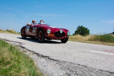 URBINO, ITALY - 16 Haziran 2022: ERMINI GILCO 1100 MOTTO 1952 Mille Miglia 2022 rallisinde eski bir yarış arabası hakkında ünlü İtalyan tarihi yarışı (1927-1957)