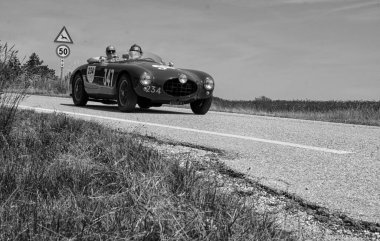 URBINO, ITALY - 16 Haziran 2022: ERMINI GILCO 1100 MOTTO 1952 Mille Miglia 2022 rallisinde eski bir yarış arabası hakkında ünlü İtalyan tarihi yarışı (1927-1957)