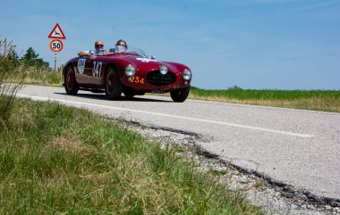URBINO, ITALY - 16 Haziran 2022: ERMINI GILCO 1100 MOTTO 1952 Mille Miglia 2022 rallisinde eski bir yarış arabası hakkında ünlü İtalyan tarihi yarışı (1927-1957)
