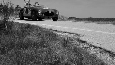 URBINO, ITALY - 16 Haziran 2022: ERMINI GILCO 1100 MOTTO 1952 Mille Miglia 2022 rallisinde eski bir yarış arabası hakkında ünlü İtalyan tarihi yarışı (1927-1957)
