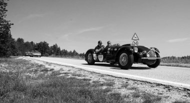 URBINO, ITALY - 16 Haziran 2022 - 16 Haziran 1952 Mille Miglia 2022 rallisinde eski bir yarış arabası üzerine ünlü İtalyan tarihi yarışı (1927-1957)