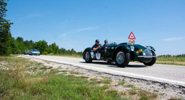 URBINO, ITALY - 16 Haziran 2022 - 16 Haziran 1952 Mille Miglia 2022 rallisinde eski bir yarış arabası üzerine ünlü İtalyan tarihi yarışı (1927-1957)