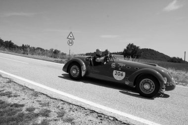 URBINO, ITALY - 16 Haziran 2022: HeALEY 2400 SILVERStONE (E-TYPE) 19501 Mille Miglia 2022 rallisinde eski bir yarış arabası üzerinde ünlü İtalyan tarihi yarışı (1927-1957)