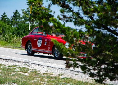 URBINO, ITALY - 16 Haziran 2022: FERRARI 195 INTER COUPE GHIA 1951 rallideki eski bir yarış arabası Mille Miglia 2022, ünlü İtalyan tarihi yarışı (1927-1957)