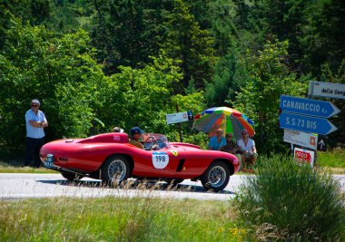 URBINO, ITALY - 16 Haziran 2022: FERRARI 195 INTER COUPE MOTTO 1951 rallideki eski bir yarış arabası Mille Miglia 2022 ünlü İtalyan tarihi yarışı (1927-1957)