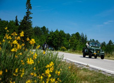 URBINO, İtalya - 16 Haziran 2022: ALFA ROMEO 1900 AR 51 MATTA 1952 Mille Miglia 2022 rallisinde eski bir yarış arabası üzerinde ünlü İtalyan tarihi yarışı (1927-1957)