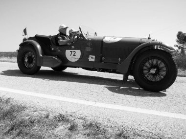 URBINO, İtalya - 16 Haziran 2022: ALFA ROMEO 8C 2300 LE MANS 1932 Mille Miglia 2022 rallisinde eski bir yarış arabası ünlü İtalyan tarihi yarışı (1927-1957)