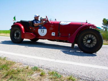 URBINO, İtalya - 16 Haziran 2022: ALFA ROMEO 8C 2300 LE MANS 1932 Mille Miglia 2022 rallisinde eski bir yarış arabası ünlü İtalyan tarihi yarışı (1927-1957)