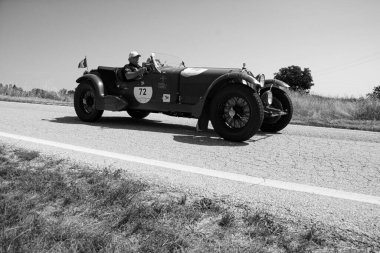 URBINO, İtalya - 16 Haziran 2022: ALFA ROMEO 8C 2300 LE MANS 1932 Mille Miglia 2022 rallisinde eski bir yarış arabası ünlü İtalyan tarihi yarışı (1927-1957)