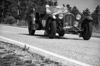 URBINO, İtalya - 16 Haziran 2022: ALFA ROMEO 8C 2300 LE MANS 1932 Mille Miglia 2022 rallisinde eski bir yarış arabası ünlü İtalyan tarihi yarışı (1927-1957)