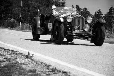 URBINO, İtalya - 16 Haziran 2022: ALFA ROMEO 8C 2300 LE MANS 1932 Mille Miglia 2022 rallisinde eski bir yarış arabası ünlü İtalyan tarihi yarışı (1927-1957)