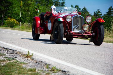URBINO, İtalya - 16 Haziran 2022: ALFA ROMEO 8C 2300 LE MANS 1932 Mille Miglia 2022 rallisinde eski bir yarış arabası ünlü İtalyan tarihi yarışı (1927-1957)