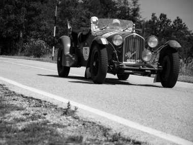 URBINO, İtalya - 16 Haziran 2022: ALFA ROMEO 8C 2300 LE MANS 1932 Mille Miglia 2022 rallisinde eski bir yarış arabası ünlü İtalyan tarihi yarışı (1927-1957)